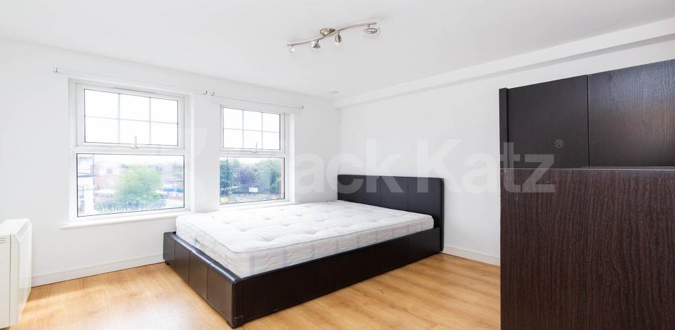 			3 Bedroom, 1 bath, 1 reception Apartment			 Criterion Mews, ARCHWAY N19